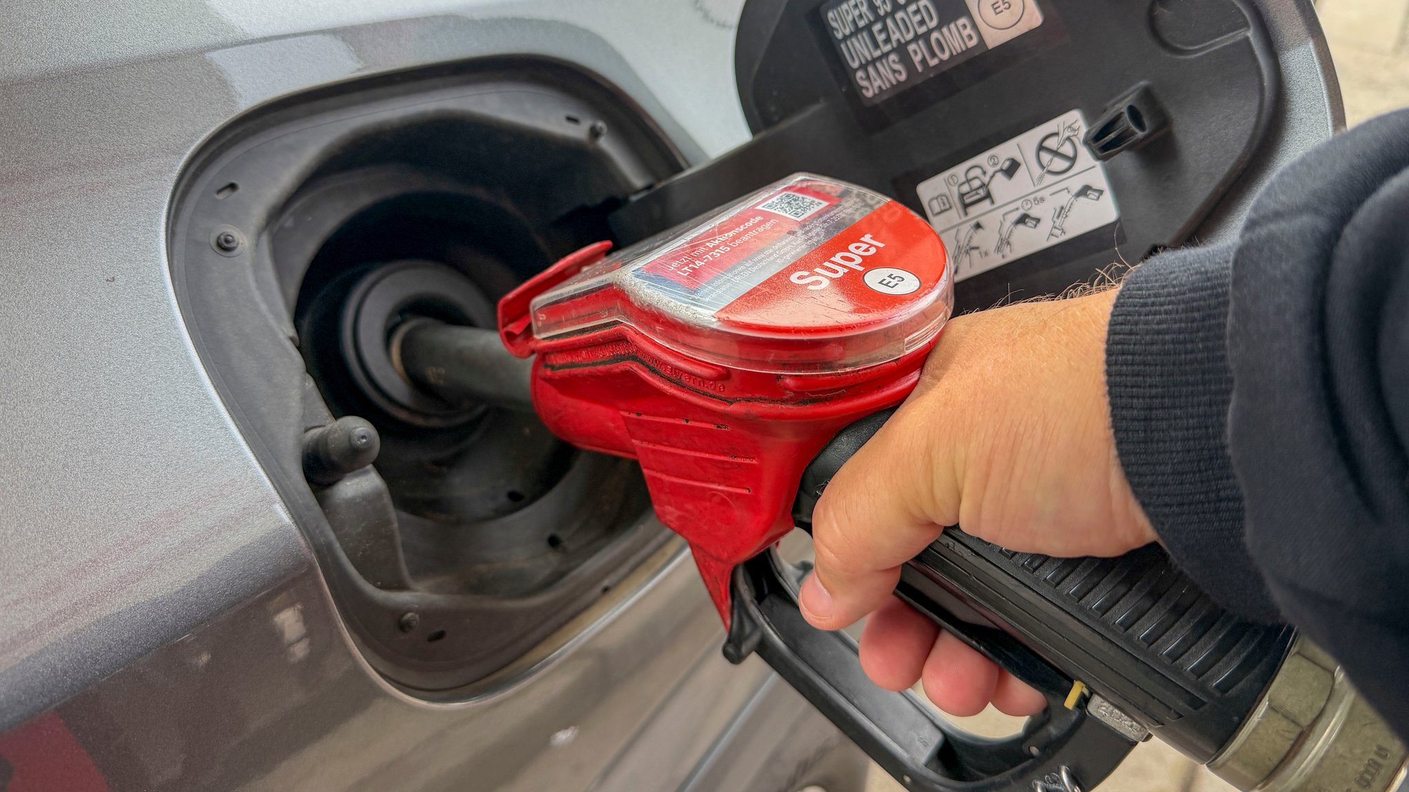 (Symbolbild) Ein Auto wird mit Super E5 aufgetankt. | Bild: picture alliance / Marco Bader | Marco Bader (Symbolbild) Ein Auto wird mit Super E5 aufgetankt.