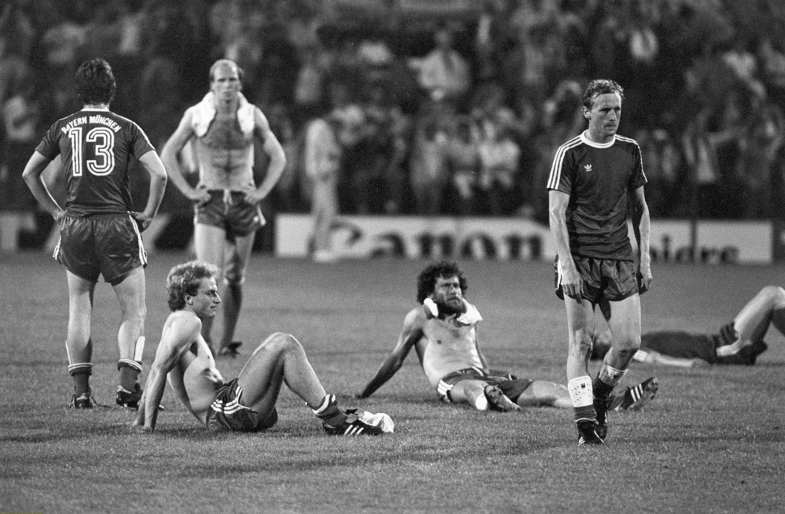 Endspiel um den Europapokal der Landesmeister in Rotterdam: FC Bayern München - Aston Villa 0:1 - Enttäuschte Münchner Spieler nach dem Spiel auf dem Spielfeld: Karl-Heinz Rummenigge (li) und Paul Breitner (Mitte) sitzen auf dem Rasen 