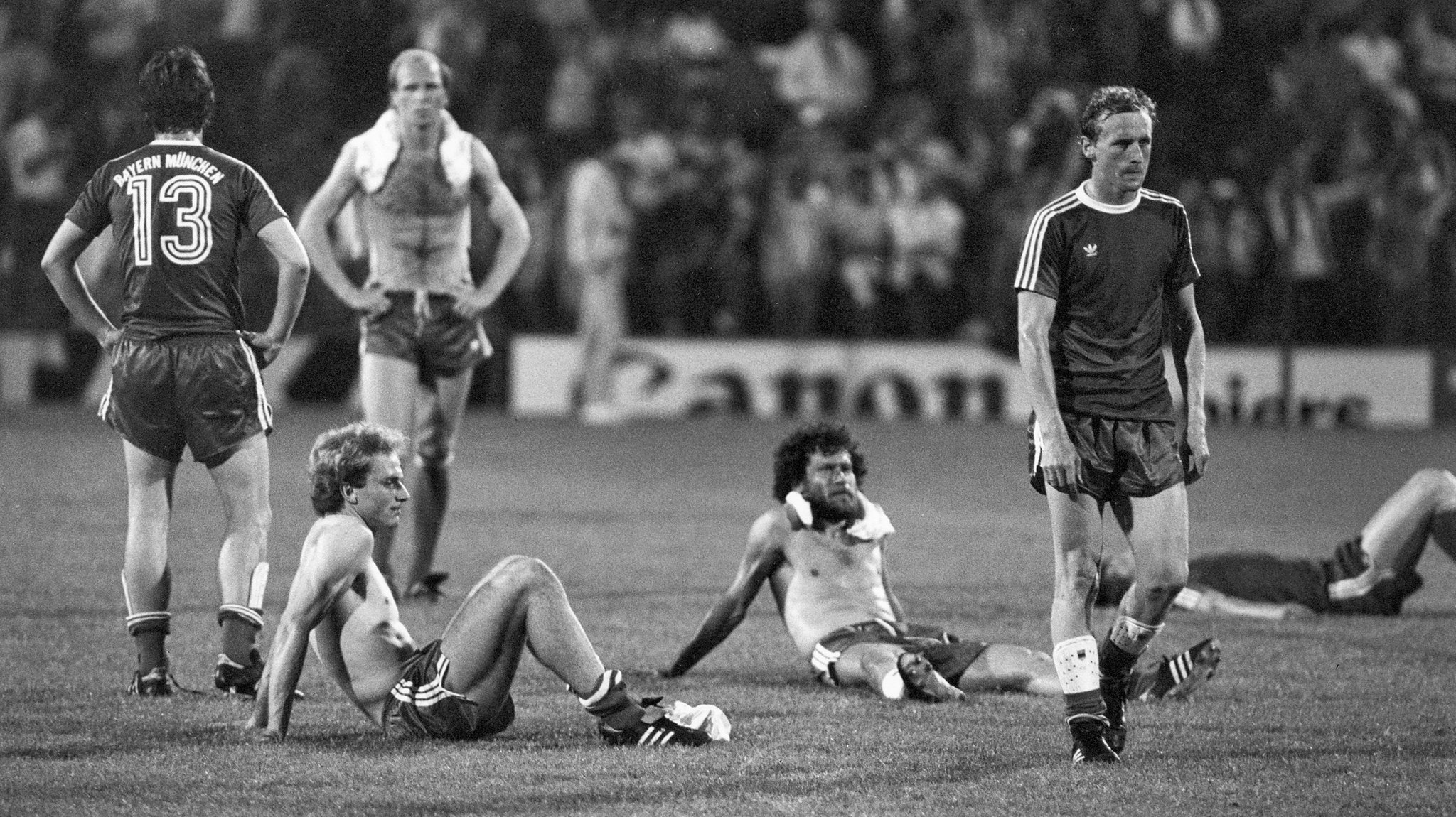 Endspiel um den Europapokal der Landesmeister in Rotterdam: FC Bayern München - Aston Villa 0:1 - Enttäuschte Münchner Spieler nach dem Spiel auf dem Spielfeld: Karl-Heinz Rummenigge (li) und Paul Breitner (Mitte) sitzen auf dem Rasen 