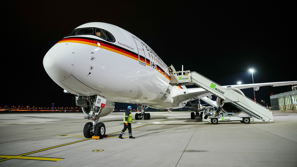 Die Bundeswehr-Flugbereitschaft hat den neuen Regierungsflieger "Konrad Adenauer" in den Dienst genommen.