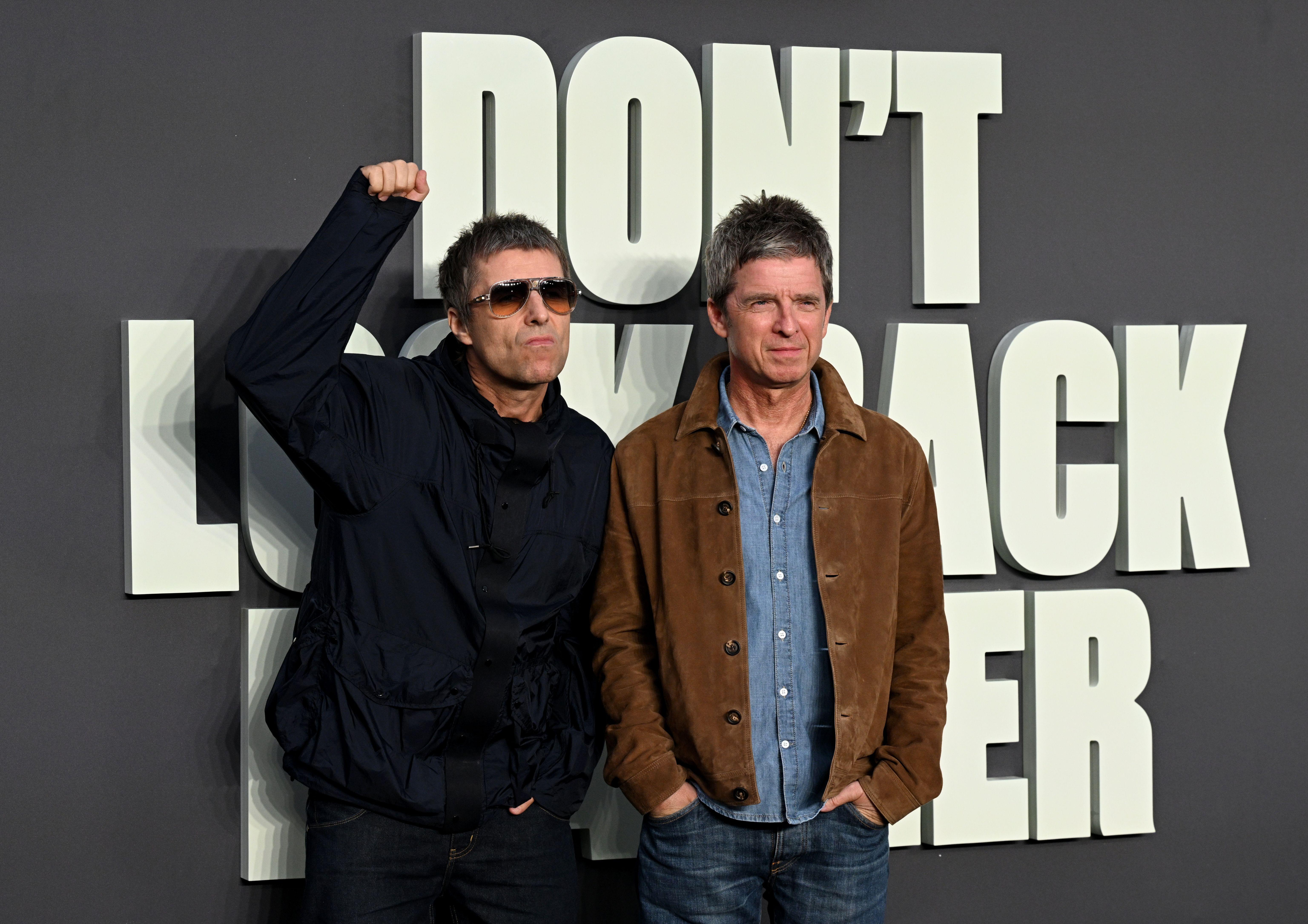 Liam und Noel Gallagher bei der Filmpremiere von "Oasis: Don't Look Back In Anger" in London | Bild:dpa-Bildfunk/Doug Peters