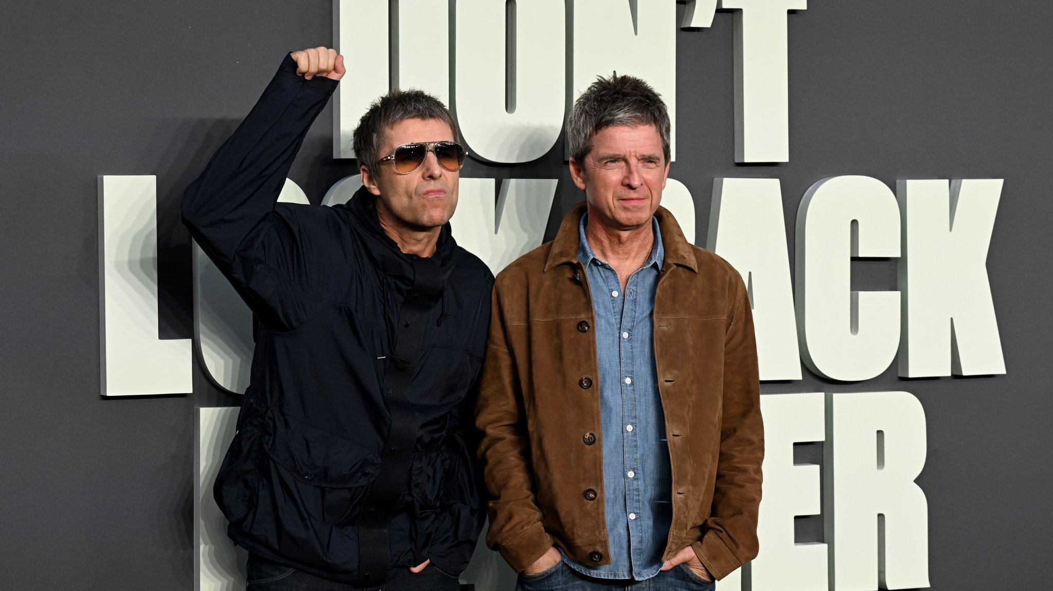 Liam und Noel Gallagher bei der Filmpremiere von "Oasis: Don't Look Back In Anger" in London | Bild: dpa-Bildfunk/Doug Peters Liam und Noel Gallagher bei der Filmpremiere von "Oasis: Don't Look Back In Anger" in London