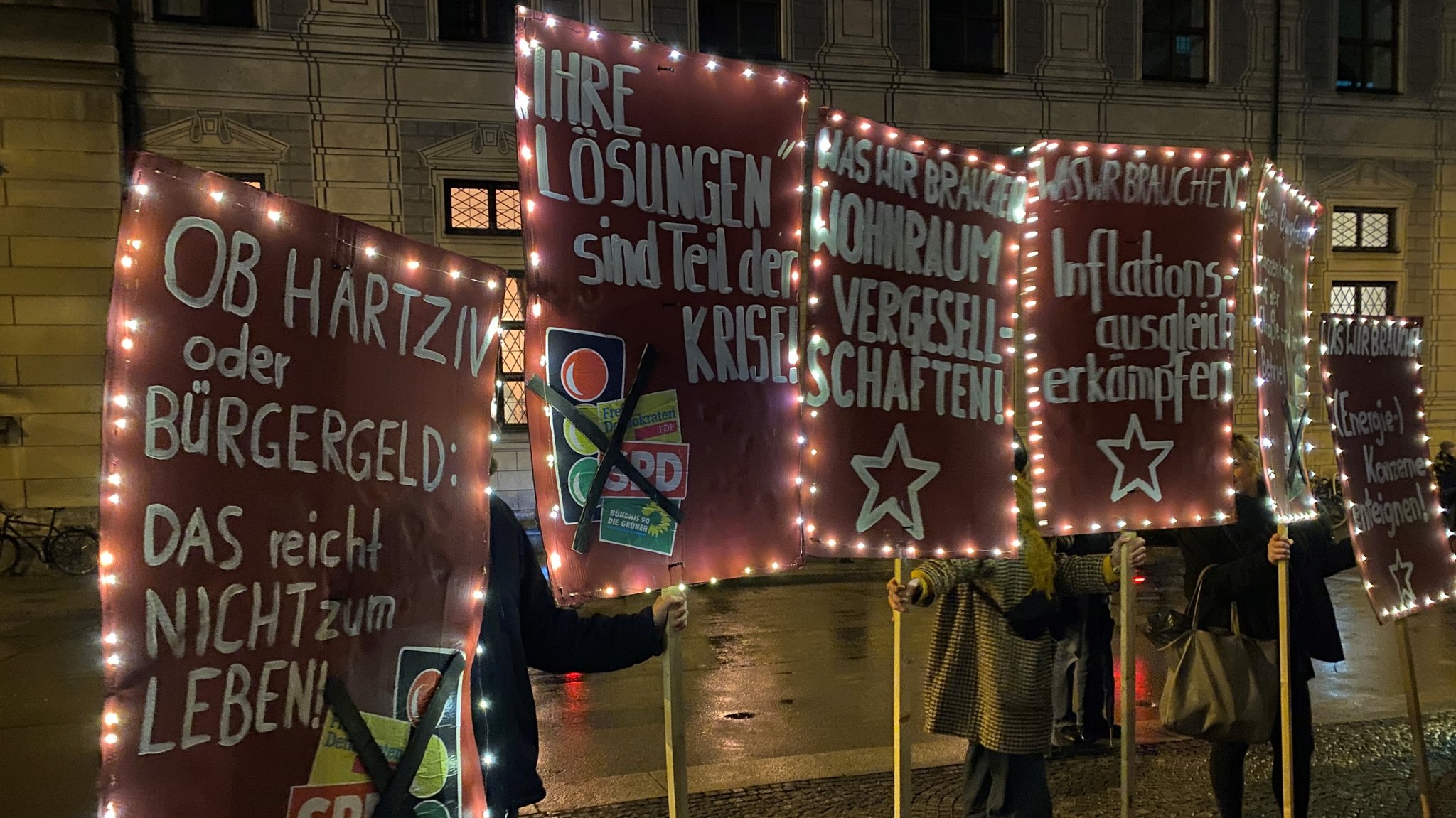 Protestierende des Aktionbündnisses "Superreiche zur Kasse"