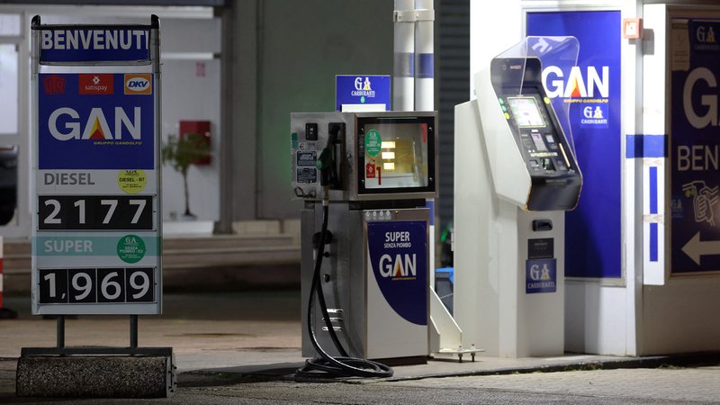 (Symbolbild) Eine italienische Tankstelle. | Bild: picturealliance / ZUMAPRESS.com | Alberto Lo Bianco (Symbolbild) Eine italienische Tankstelle.