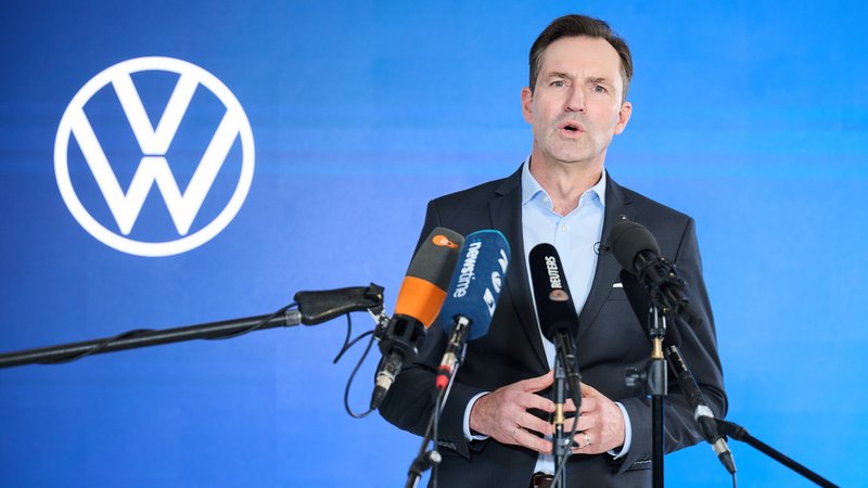 20.12.2024, Berlin: Thomas Schäfer, Markenvorstand Volkswagen, gibt ein Statement zu den Tarifverhandlungen bei Volkswagen mit der IG Metall ab. | Bild: dpa-Bildfunk/Annette Riedl 20.12.2024, Berlin: Thomas Schäfer, Markenvorstand Volkswagen, gibt ein Statement zu den Tarifverhandlungen bei Volkswagen mit der IG Metall ab.