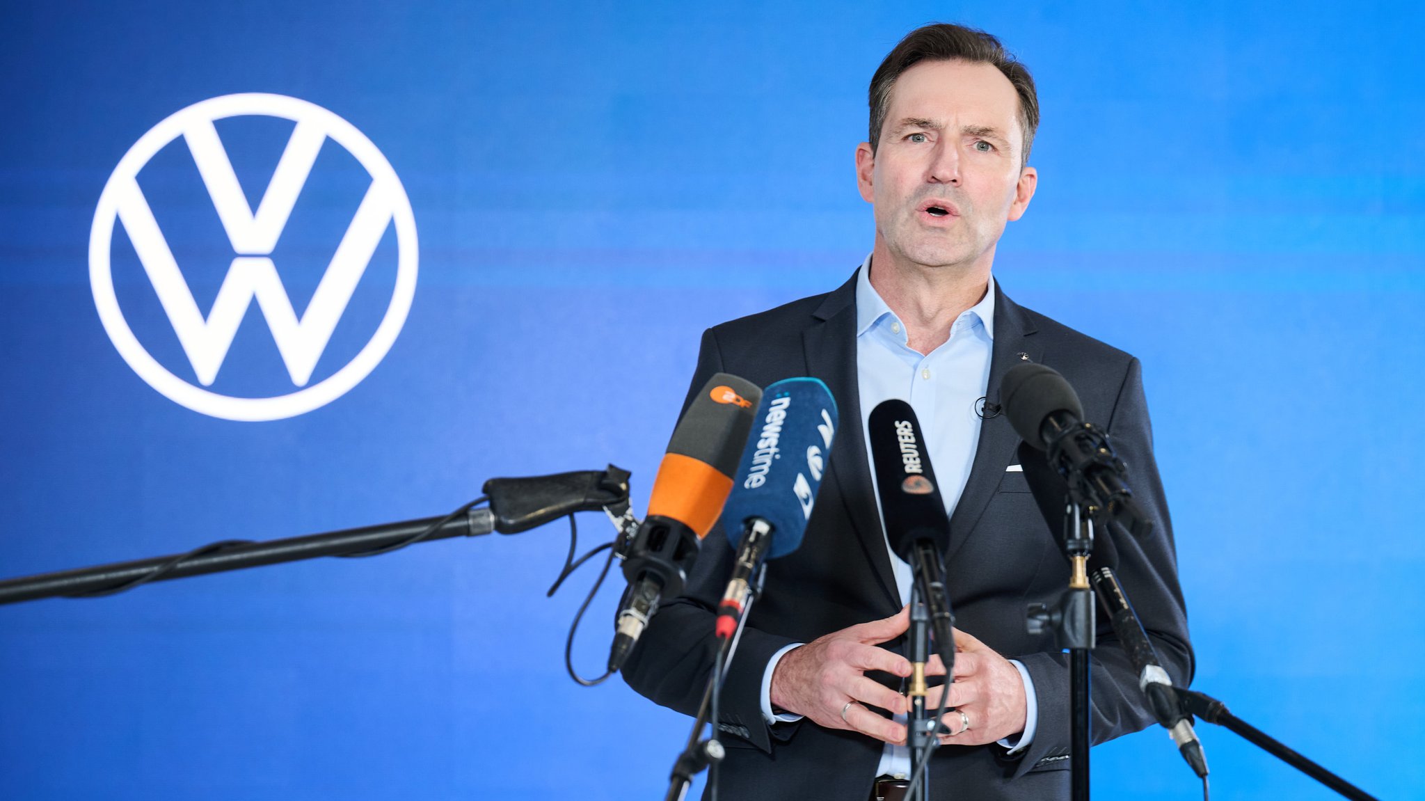 20.12.2024, Berlin: Thomas Schäfer, Markenvorstand Volkswagen, gibt ein Statement zu den Tarifverhandlungen bei Volkswagen mit der IG Metall ab.