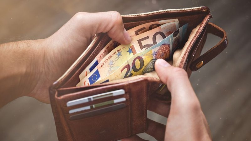 Symbolbild: Hände, die einen Geldbeutel aufhalten, in dem Geldscheine zu sehen sind. | Bild: stock.adobe.com/photoschmidt Symbolbild: Hände, die einen Geldbeutel aufhalten, in dem Geldscheine zu sehen sind.