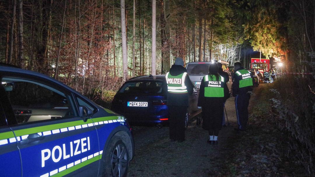 Am Nachmittag des 20.11.2025 entdeckte ein Spaziergänger im Wald nahe Neuried eine Frauenleiche. Die Polizei hat die Umgebung um den Fundort weiträumig abgesperrt und mit der Spurensuche begonnen. Ein Gewaltverbrechen wird nicht ausgeschlossen.