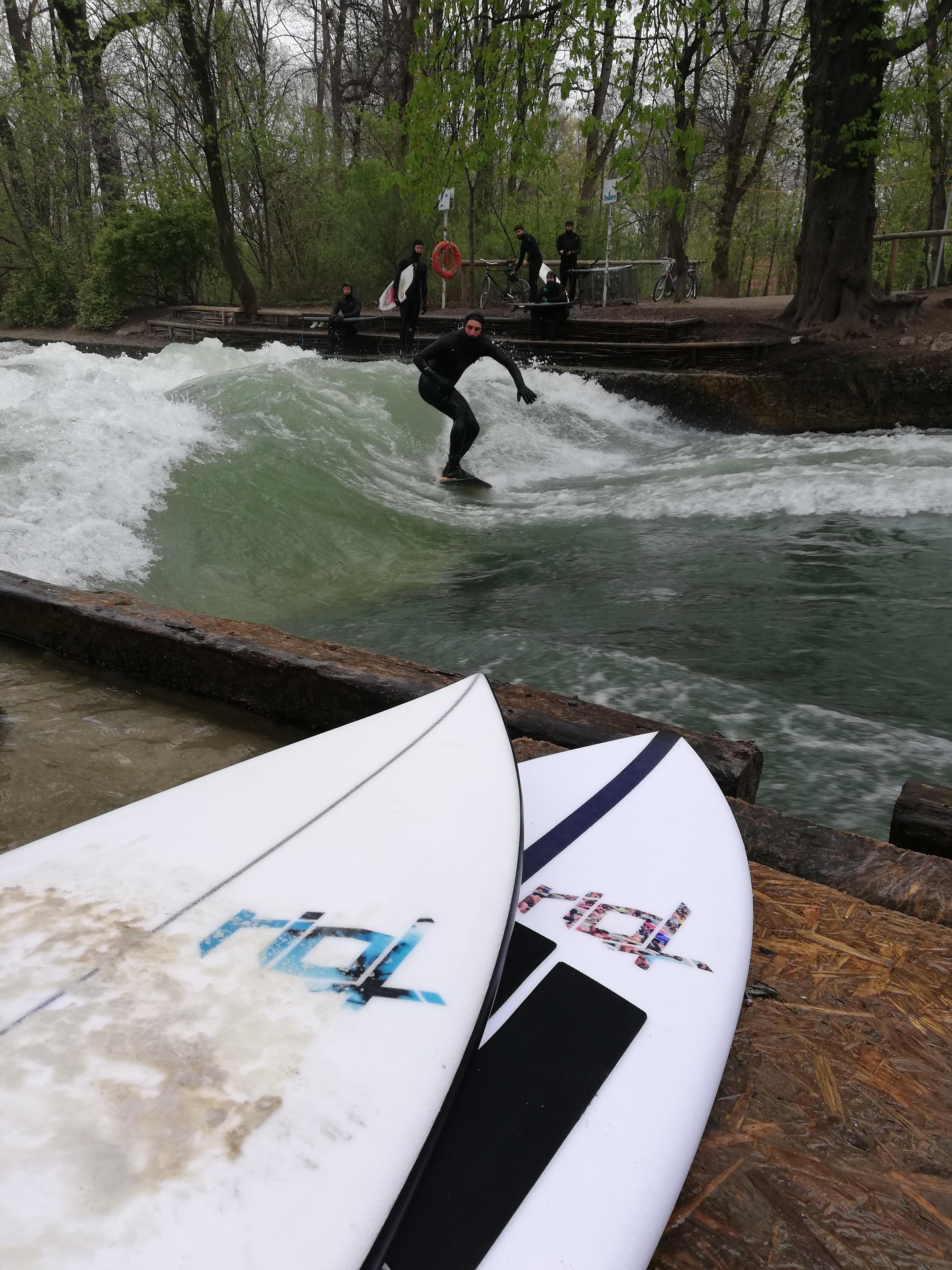 Surfer auf der Eisbachwelle.