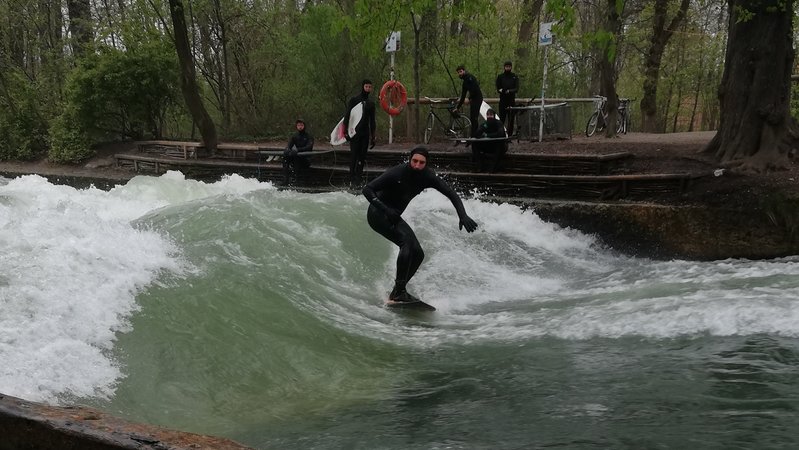 Surfer auf der Eisbachwelle. | Bild: BR/south & browse GmbH/Andrea Wörle Surfer auf der Eisbachwelle.