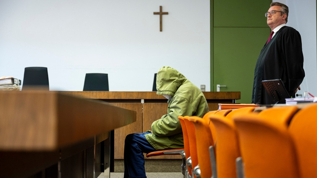  Urteil in Prozess um Totschlag an Ehefrau: Der Angeklagte und sein Anwalt Olaf Groborz am 19.12.2022 im Gerichtssaal.