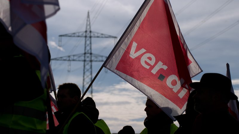 Verdi Flagge vor Strommasten. | Bild: picture alliance / dpa | Marijan Murat Verdi Flagge vor Strommasten.
