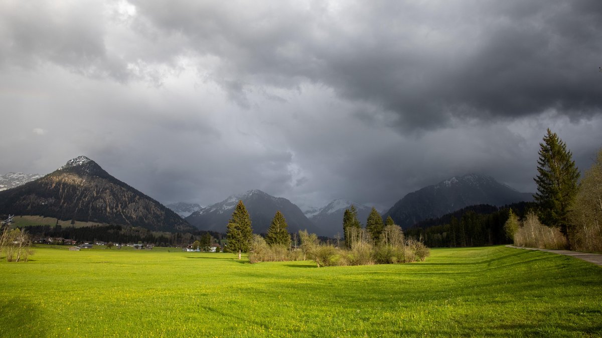 Gewittrige Stimmung mit dunklen Wolken über den Bergen bei Oberstdorf 