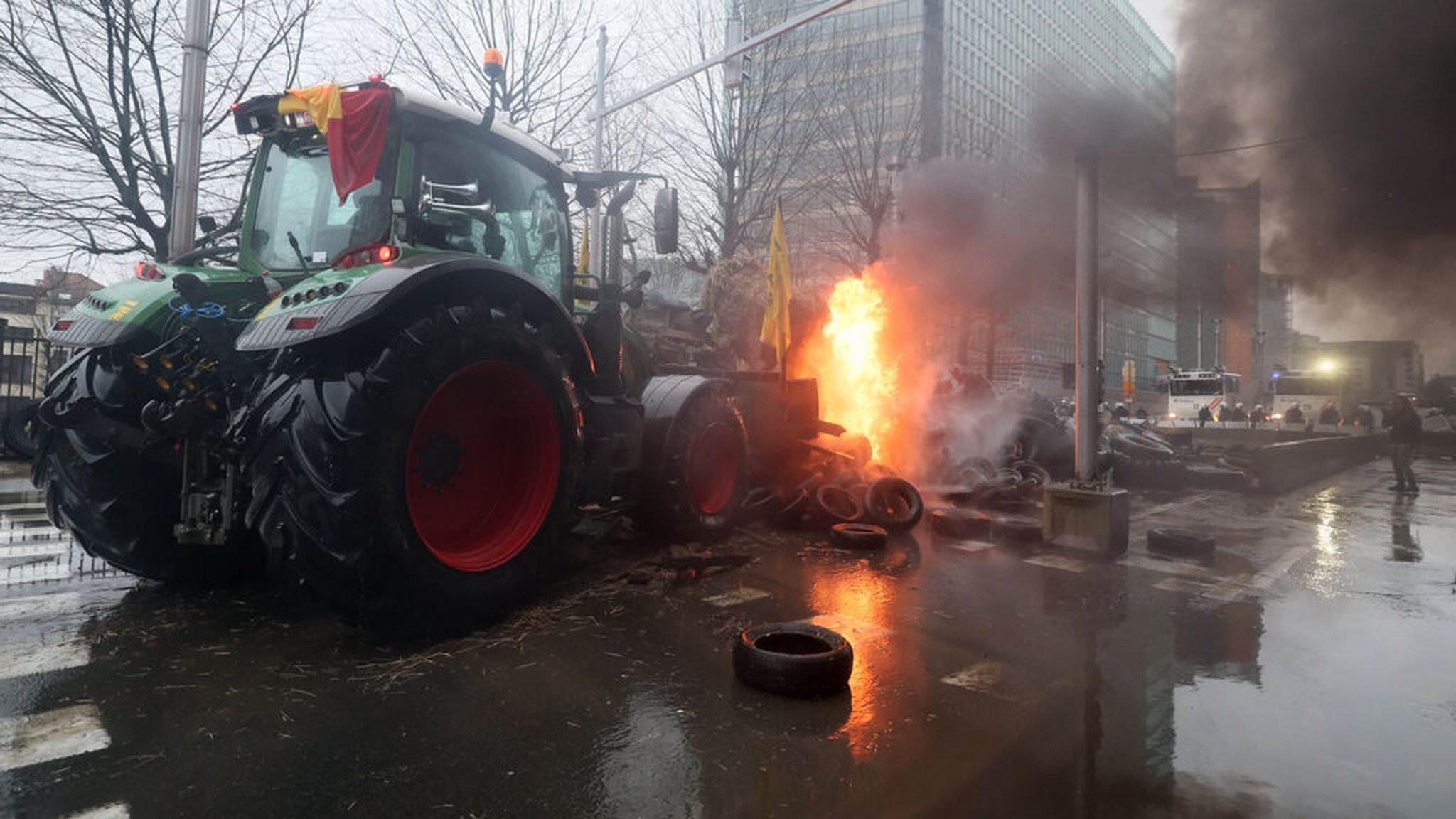 Landwirte verbrennen Reifen im Brüsseler Europaviertel während eines Protestes von Landwirten vor einem Treffen der EU-Agrarminister. Die Landwirtschaftsminister und -Ministerinnen beschäftigen sich bei einem EU-Treffen mit den Bauernprotesten in mehreren EU-Ländern und der Frage, wie man Probleme der Landwirte angehen kann Archiv)