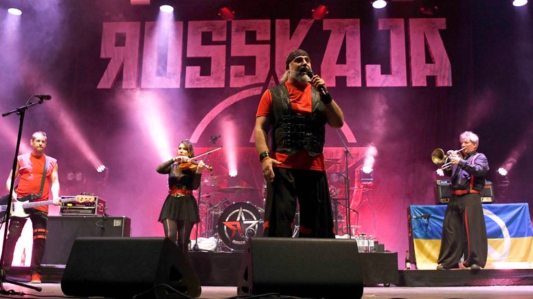 Die Band Russkaja bei einem Auftritt im August 2022 | Bild:picture alliance/Clemens Niehaus/Geisler-Fotopress