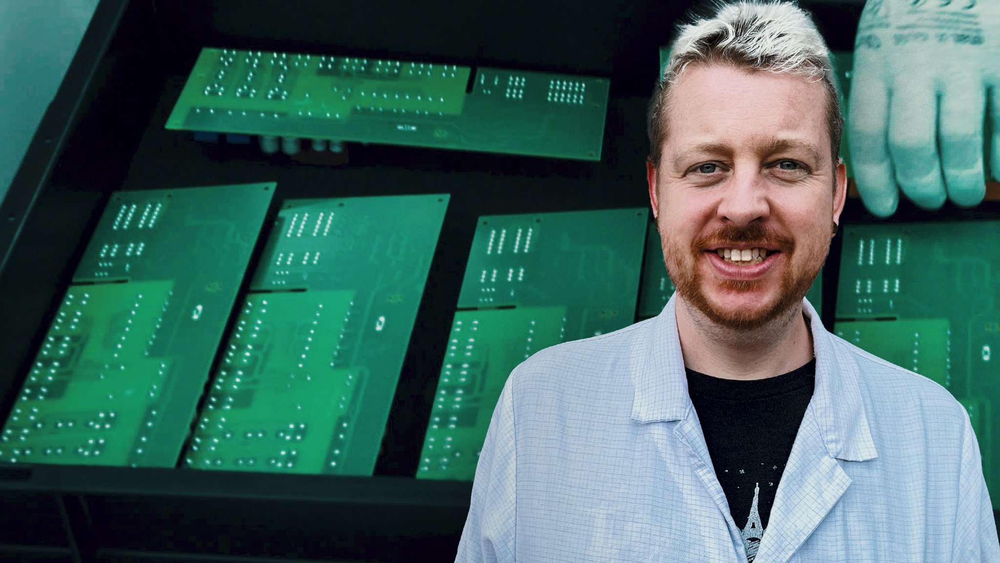 Ein junger Mann vor Festplatten.