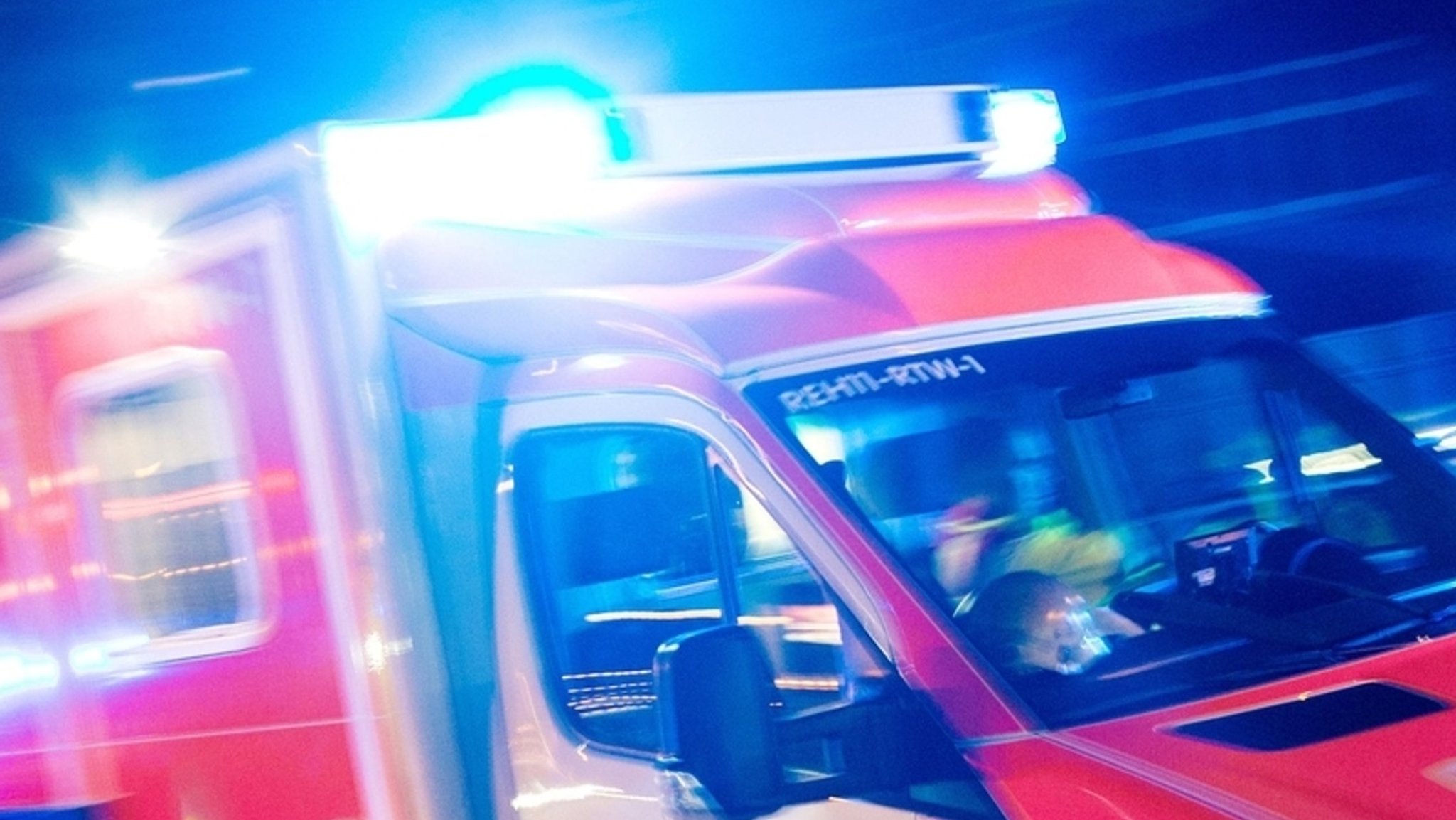 Am Morgen kam es auf der A92 und A96 durch die Witterungsbedingungen zu teils schweren Unfällen | Bild: dpa-Bildfunk/ Marcel Kusch Am Morgen kam es auf der A92 und A96 durch die Witterungsbedingungen zu teils schweren Unfällen