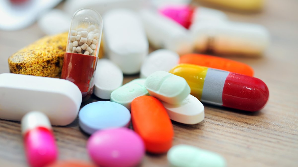 Verschiedene Tabletten und Medikamente liegen auf einem Tisch (Symbolbild)