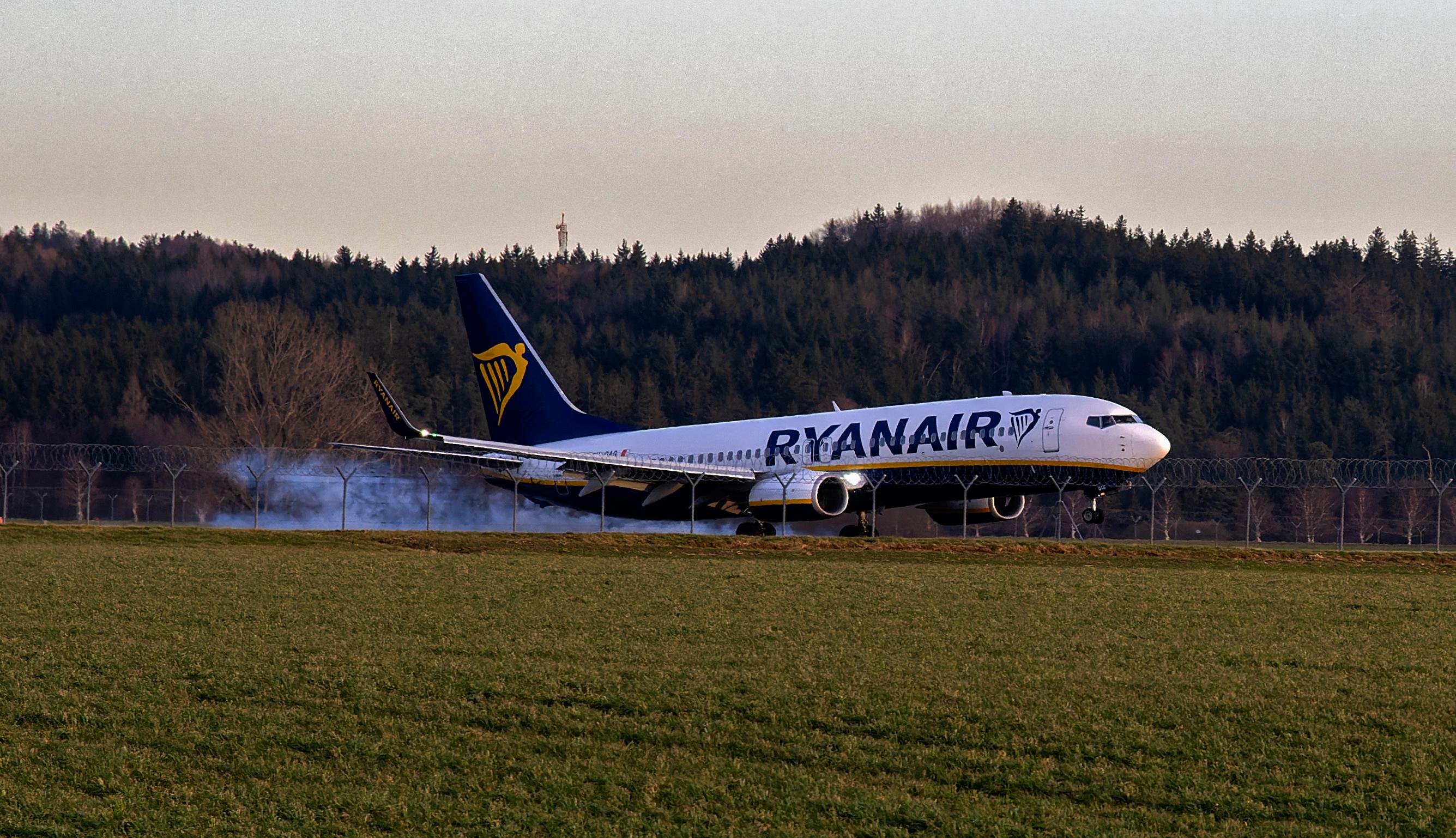 Ein Ryanair-Flugzeug landet am Allgäu Airport