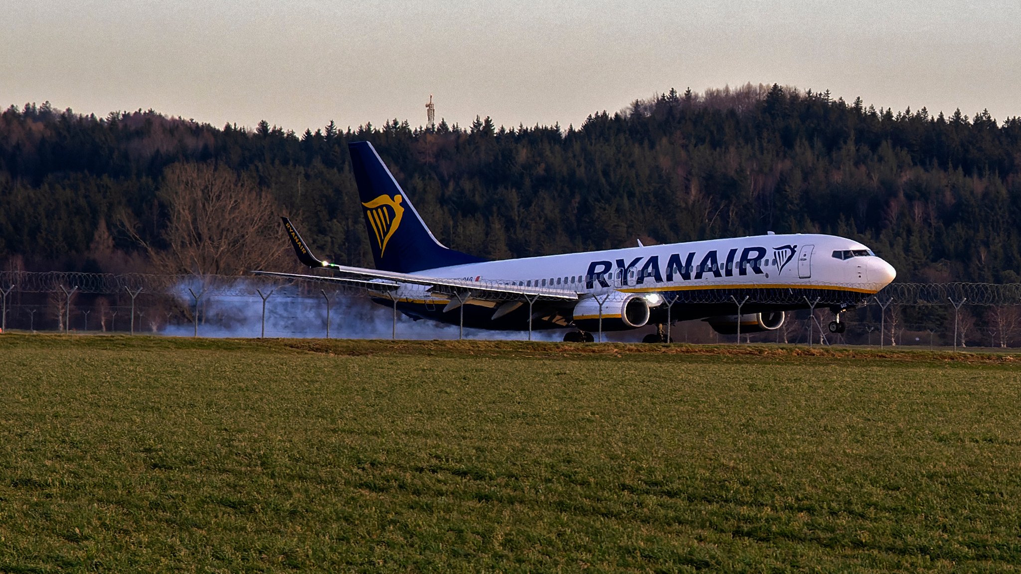 Ein Ryanair-Flugzeug landet am Allgäu Airport