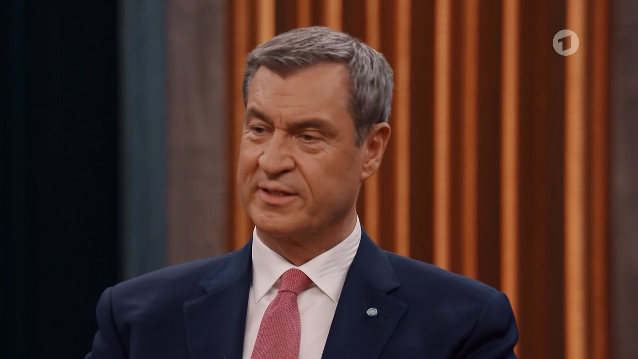 Ministerpräsident Markus Söder tritt nun wieder glattrasiert auf. | Bild: BR Ministerpräsident Markus Söder tritt nun wieder glattrasiert auf.