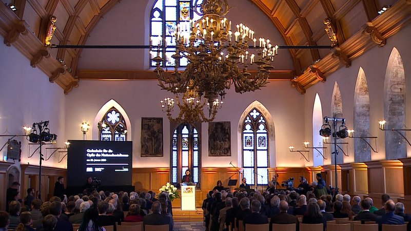 Blick auf die Bühne und das Publikum der Gedenkveranstaltung in Nürnberg. | Bild: BR Blick auf die Bühne und das Publikum der Gedenkveranstaltung in Nürnberg.