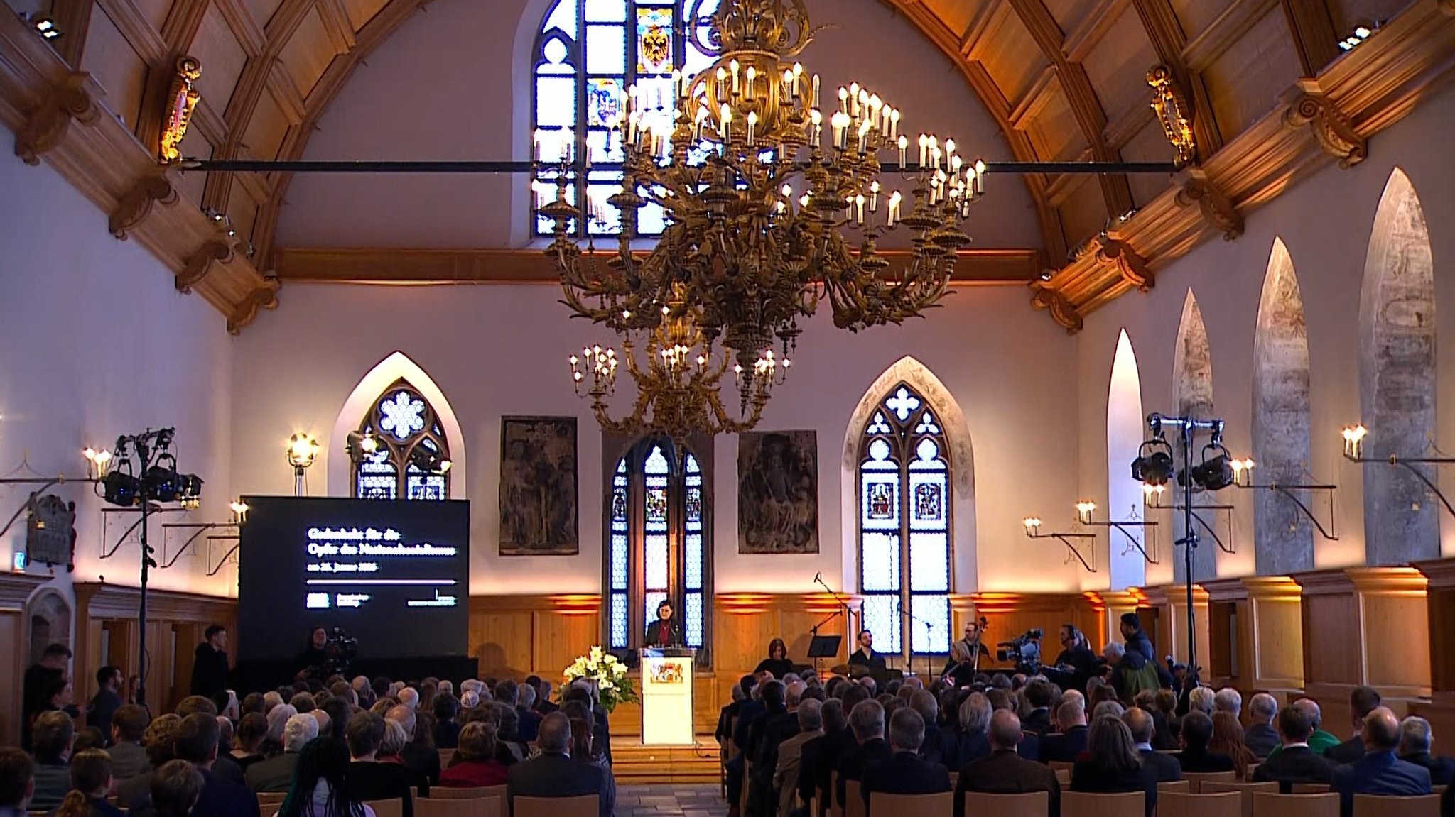 Blick auf die Bühne und das Publikum der Gedenkveranstaltung in Nürnberg. | Bild: BR Blick auf die Bühne und das Publikum der Gedenkveranstaltung in Nürnberg.