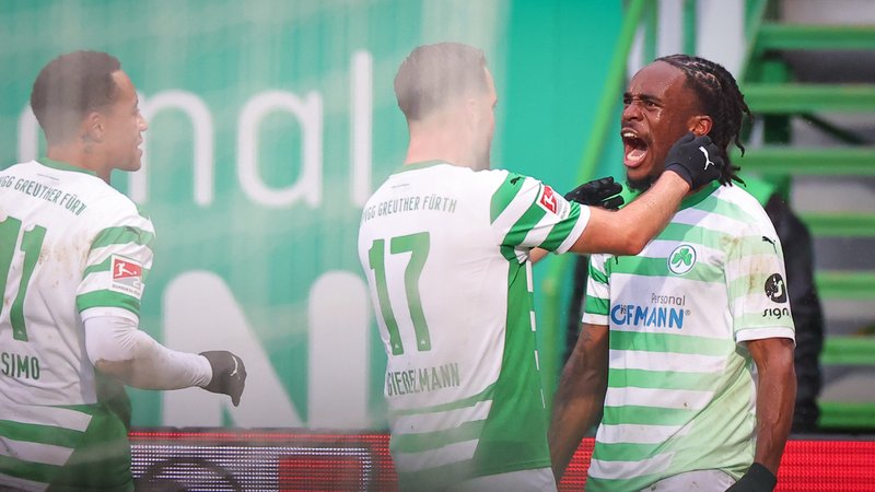 SpVgg Greuther Fürth - Hertha BSC: Der Fürther Noel Futkeu (r) jubelt mit seinen Kollegen über seinen Treffer zum 1:1. | Bild: dpa-Bildfunk/Daniel Karmann SpVgg Greuther Fürth - Hertha BSC: Der Fürther Noel Futkeu (r) jubelt mit seinen Kollegen über seinen Treffer zum 1:1.