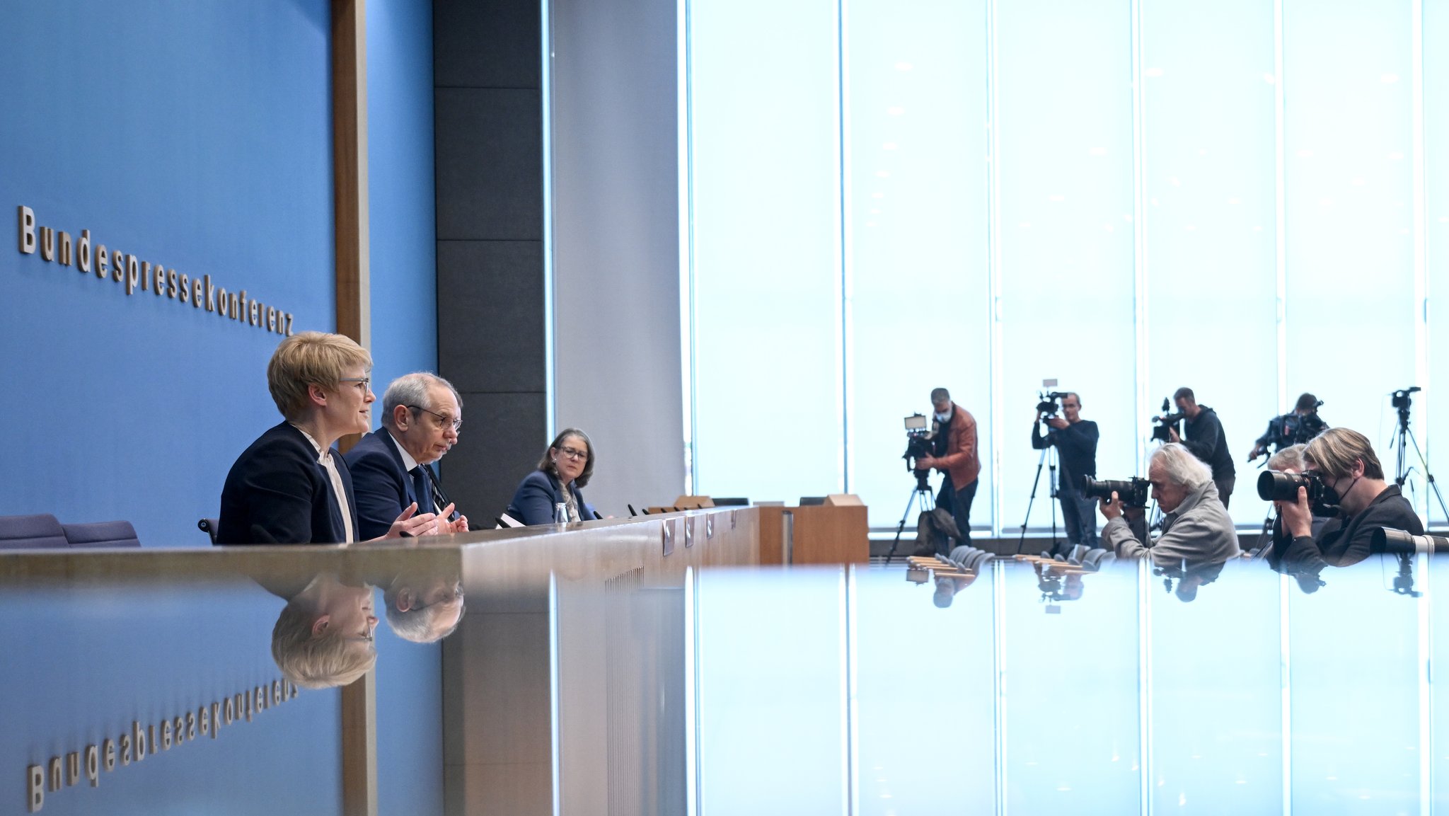 10.10.22: Mitglieder der Gaspreis-Kommission bei der Pressekonferenz zu ihrem Zwischenbericht in Berlin.