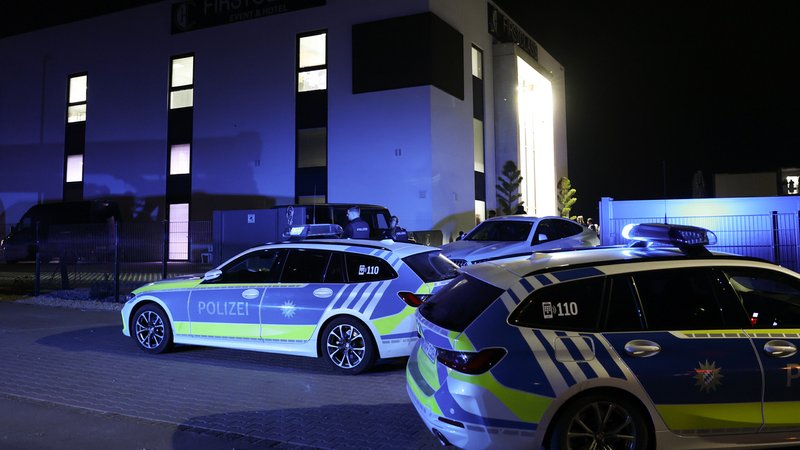 Polizeiautos stehen mit Blaulicht vor einer Eventlocation, in der eine Hochzeit gefeiert wurde. | Bild: picture alliance/dpa | --- Polizeiautos stehen mit Blaulicht vor einer Eventlocation, in der eine Hochzeit gefeiert wurde.