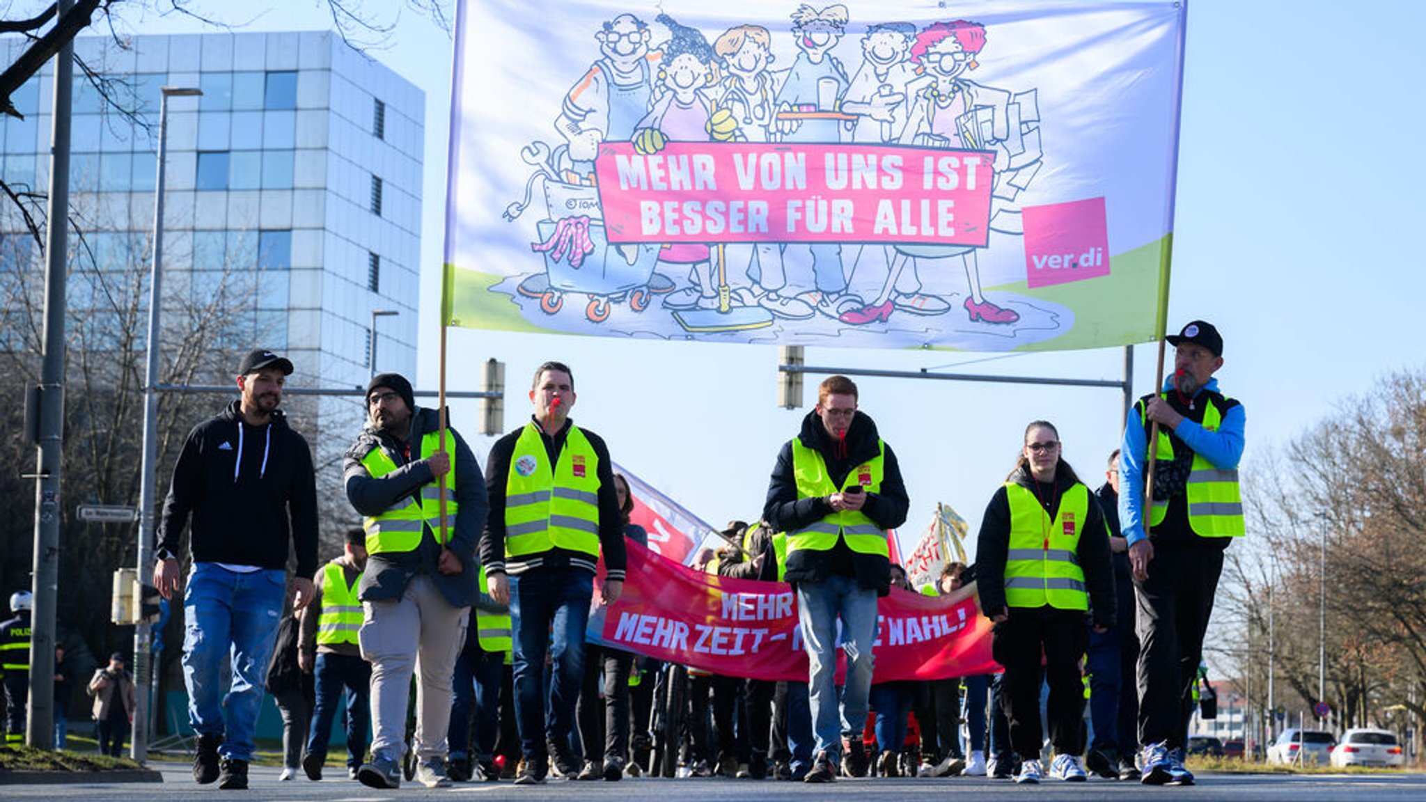 06.03.2025, Niedersachsen, Hannover: Beschäftigte aus Kliniken und dem Gesundheit- und Sozialwesen gehen bei einem Streik durch die Innenstadt. Die Gewerkschaft Verdi ruft die Beschäftigten in zahlreichen Krankenhäusern sowie in Einrichtungen des Sozial- und Erziehungsdienstes in Niedersachsen und Bremen zum Warnstreiktag auf. Verdi fordert unter anderem für die Beschäftigten bei Bund und Kommunen bessere Arbeitsbedingungen und Lohnerhöhungen im Volumen von acht Prozent. Foto: Julian Stratenschulte/dpa +++ dpa-Bildfunk +++