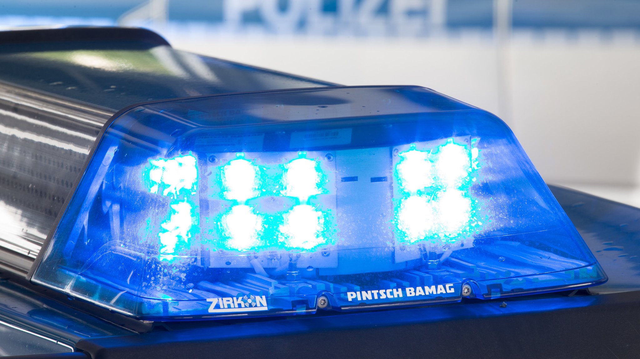 Blaulicht eines Polizeiautos (Symbolbild)