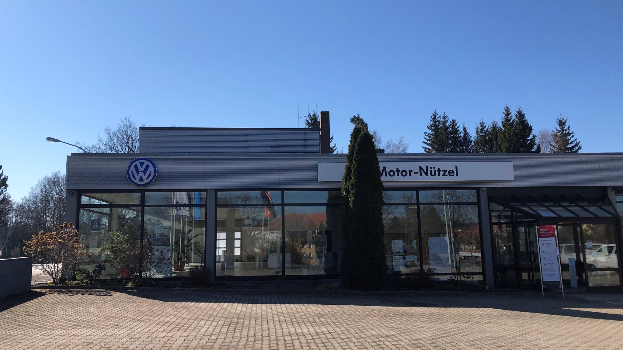 Leere Verkaufsflächen ohne Autos auf dem Hof des Autohauses "Motor Nützel" in Waldsassen 