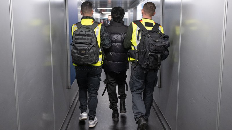 Bundespolizei begleitet einen Flüchtling zu seinem Abschiebeflug | Bild: picture alliance/dpa | Boris Roessler Bundespolizei begleitet einen Flüchtling zu seinem Abschiebeflug