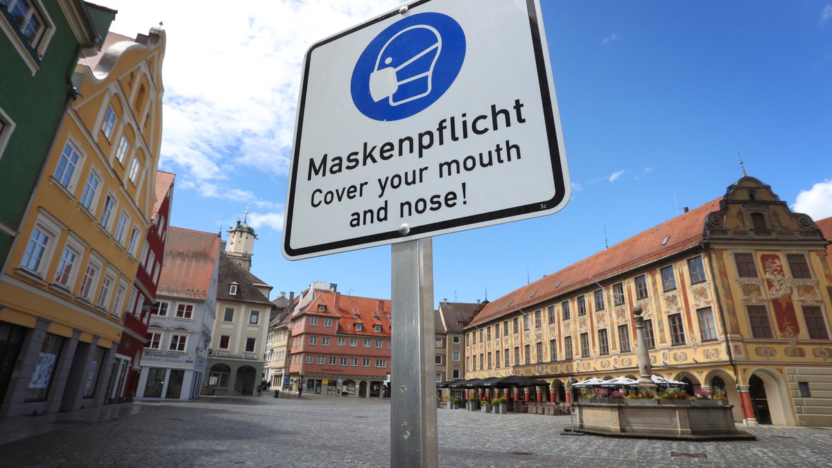 Archivbild: Auf einem Schild am Rathausplatz in Memmingen wurde auf eine Maskenpflicht hingewiesen.