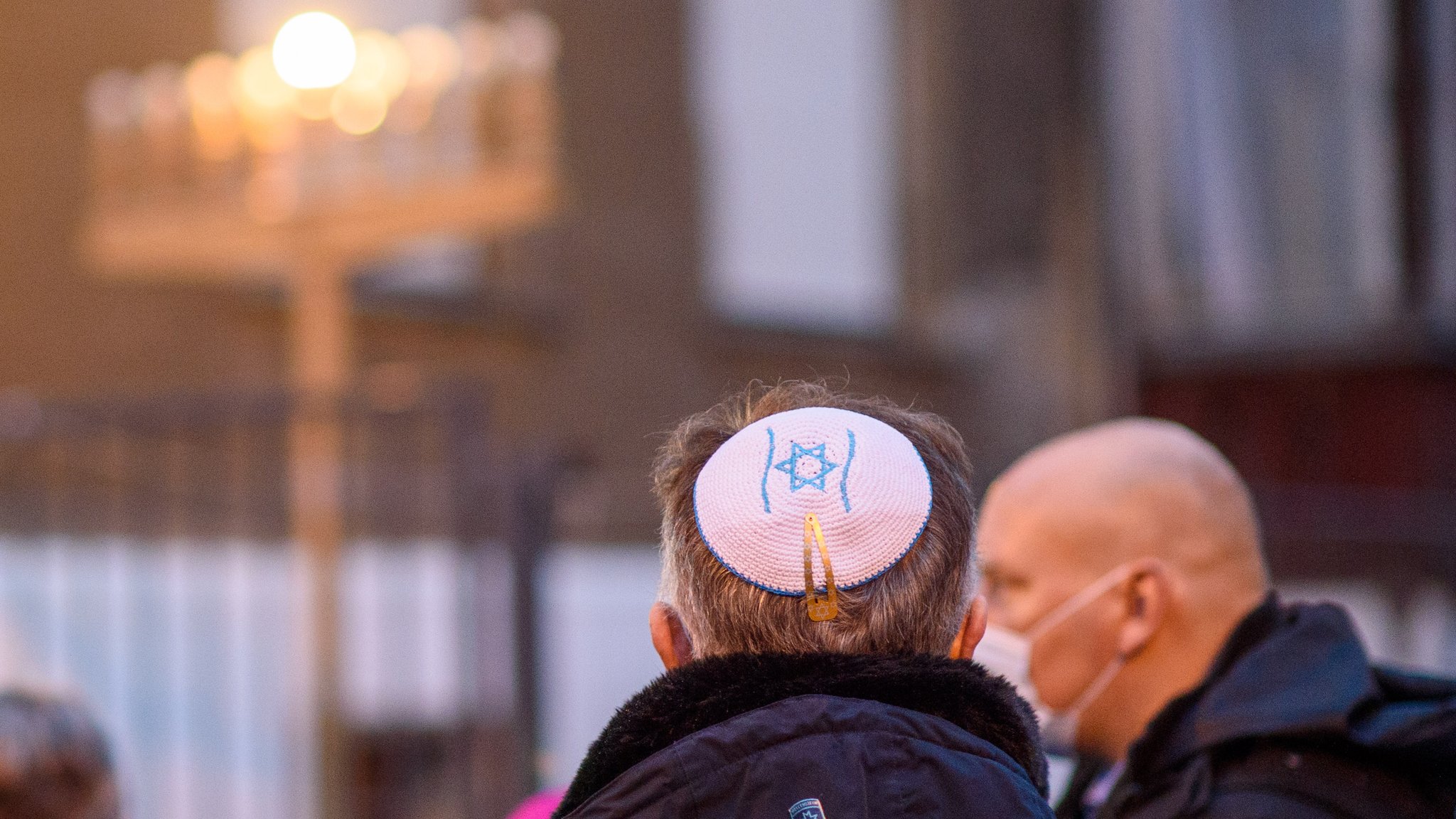 Mann mit Kippa steht vor der Synagogengemeinde zu Magdeburg