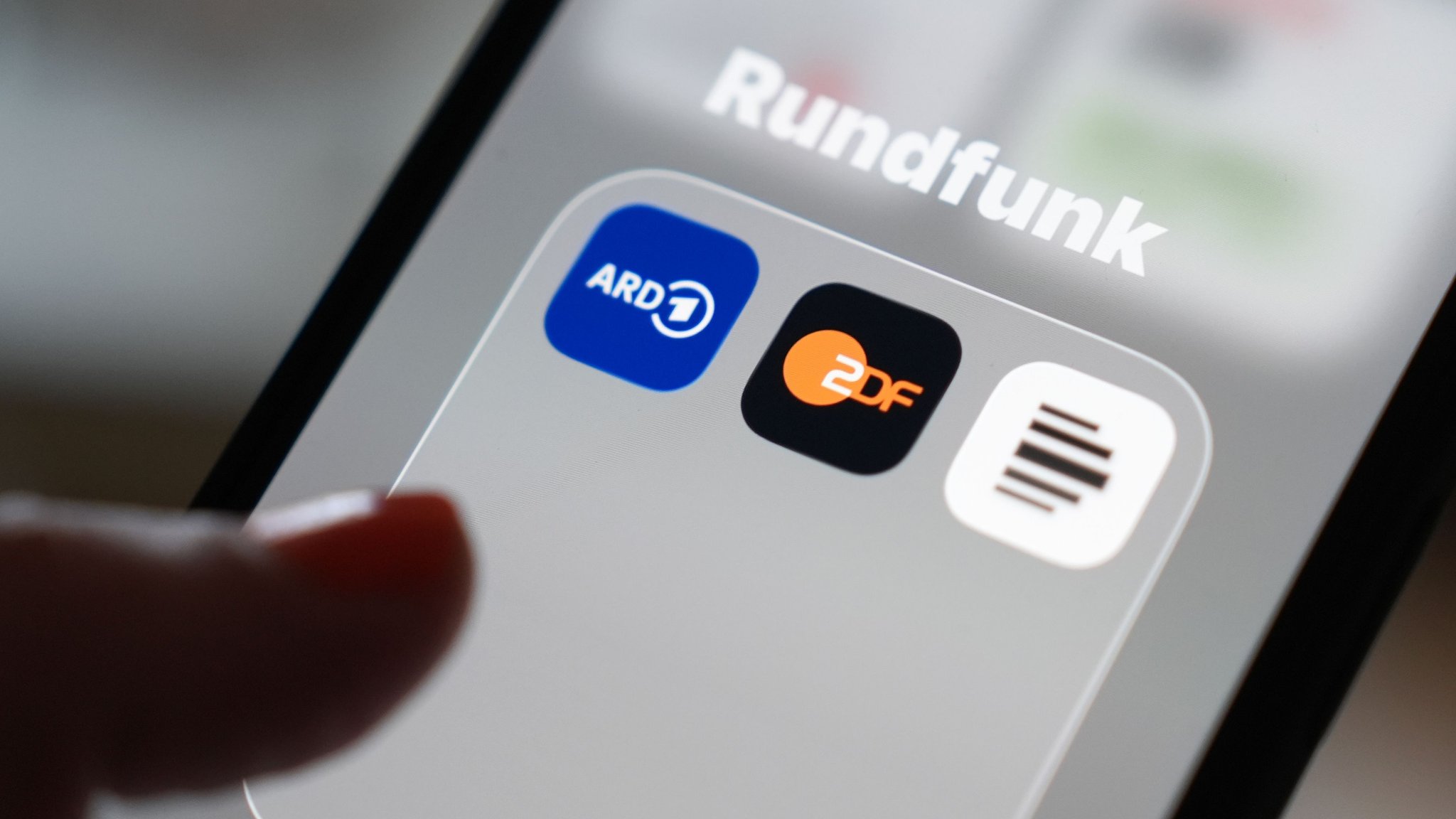 Kann die AfD den öffentlich-rechtlichen Rundfunk abschaffen?