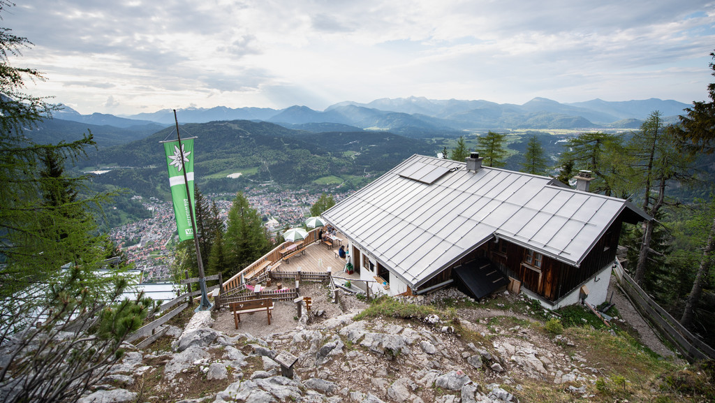 Mittenwalder Hütte - Schutzhütte nordwestlich unterhalb der Westlichen Karwendelspitze auf 1518 Höhenmetern