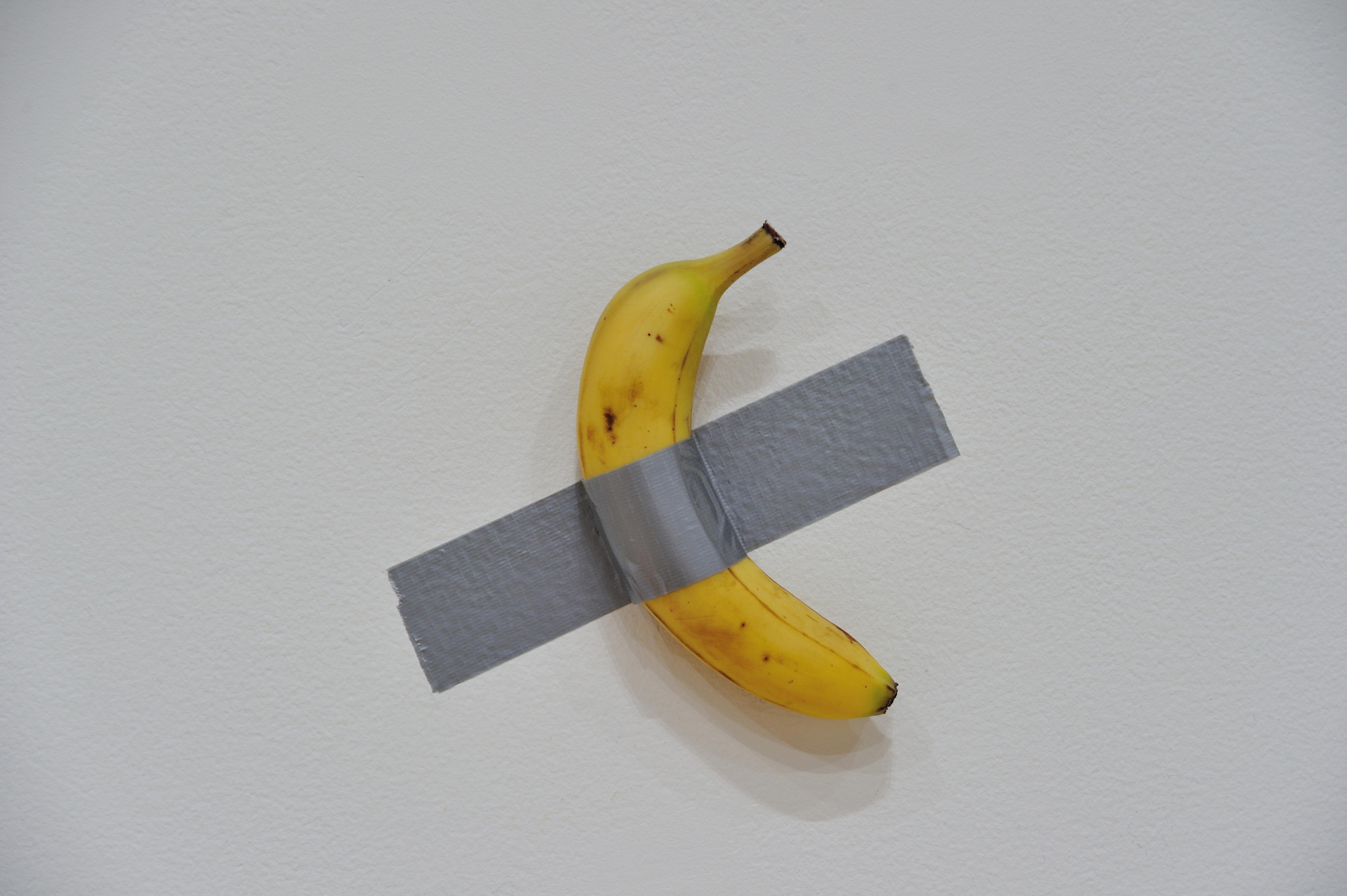 Kunstauktion: Banane an der Wand bringt 6,2 Millionen Dollar | BR24