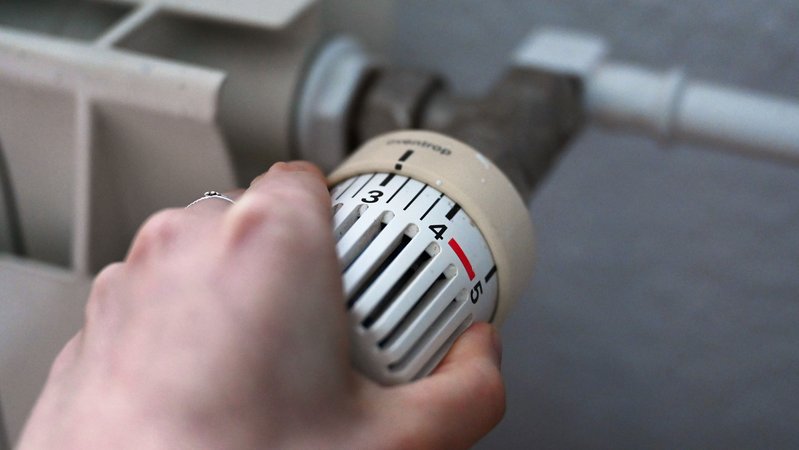 (Symbolbild) Eine Frau dreht an einem Thermostatregler einer Heizung in einer Wohnung. | Bild: dpa-Bildfunk/Elisa Schu (Symbolbild) Eine Frau dreht an einem Thermostatregler einer Heizung in einer Wohnung.