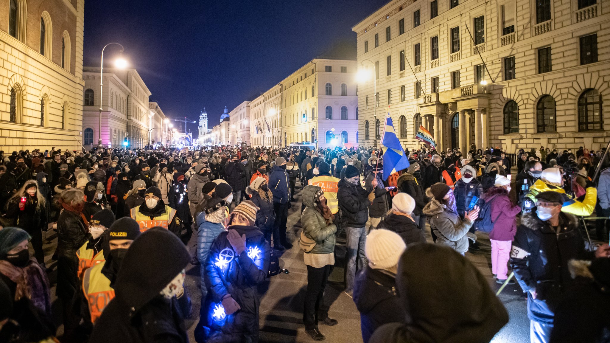 "Querdenken" Demonstration während der Ausgangssperre