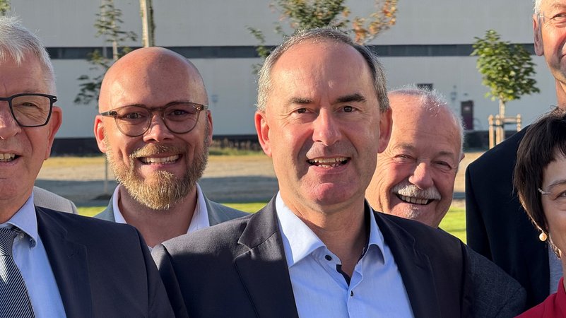 Digitalminister Mehrung und Wirtschaftsminister Aiwanger bei der Herbstklausur der Freien Wähler Landtagsfraktion | Bild: Julian v. Löwis / BR Digitalminister Mehrung und Wirtschaftsminister Aiwanger bei der Herbstklausur der Freien Wähler Landtagsfraktion