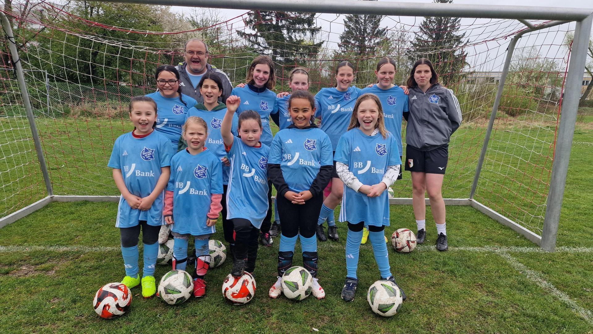 Die Mädchen spielen in Augsburg mit großer Freude Fußball. 