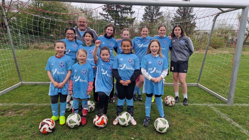Die Mädchen spielen in Augsburg mit großer Freude Fußball. | Bild: BR/ Eva Heime Die Mädchen spielen in Augsburg mit großer Freude Fußball.