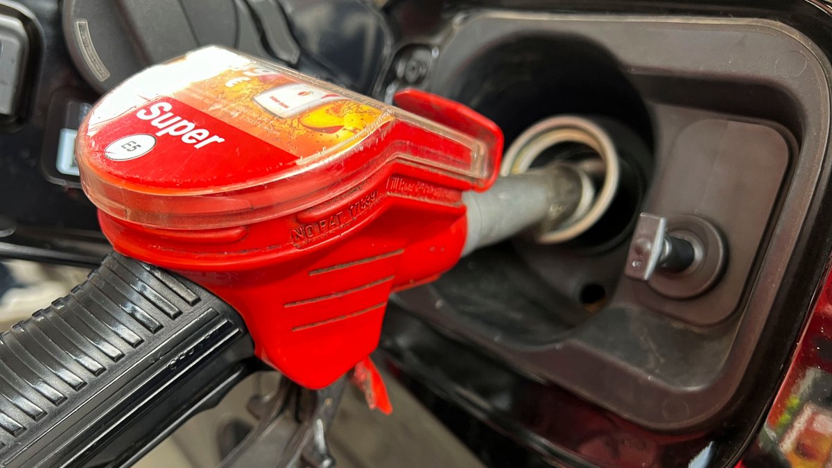 Luxusgut Benzin: Warum tanken morgens so teuer ist