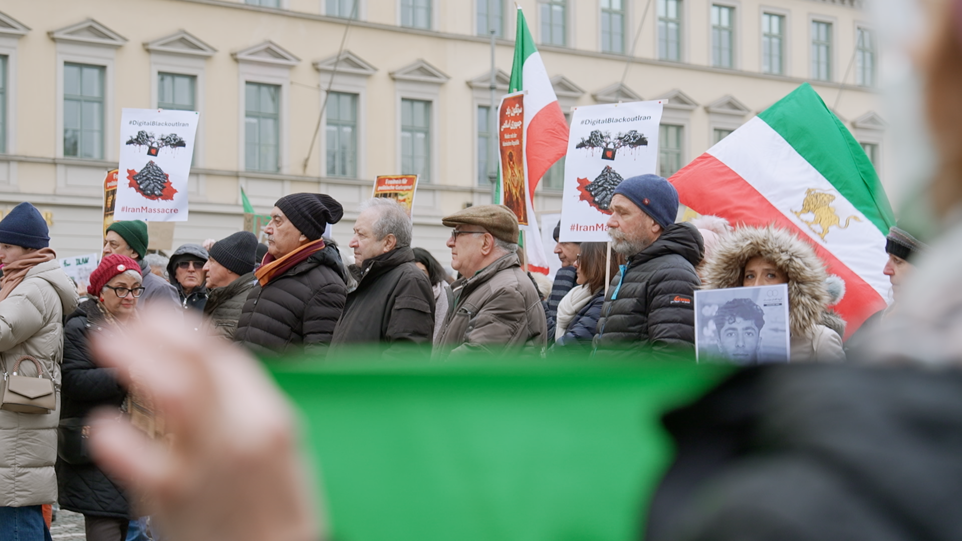 Nach Angaben der Veranstalter haben rund 300 Exil-Iranern gegen das Mullah-Regime protestiert.