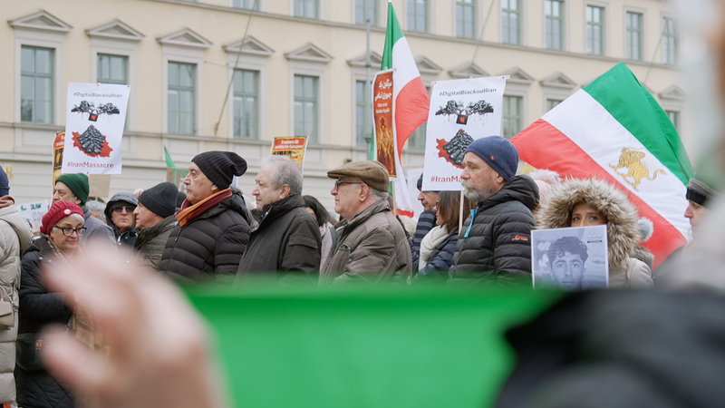 Nach Angaben der Veranstalter haben rund 300 Exil-Iranern gegen das Mullah-Regime protestiert. | Bild: BR / Boris Berg Nach Angaben der Veranstalter haben rund 300 Exil-Iranern gegen das Mullah-Regime protestiert.