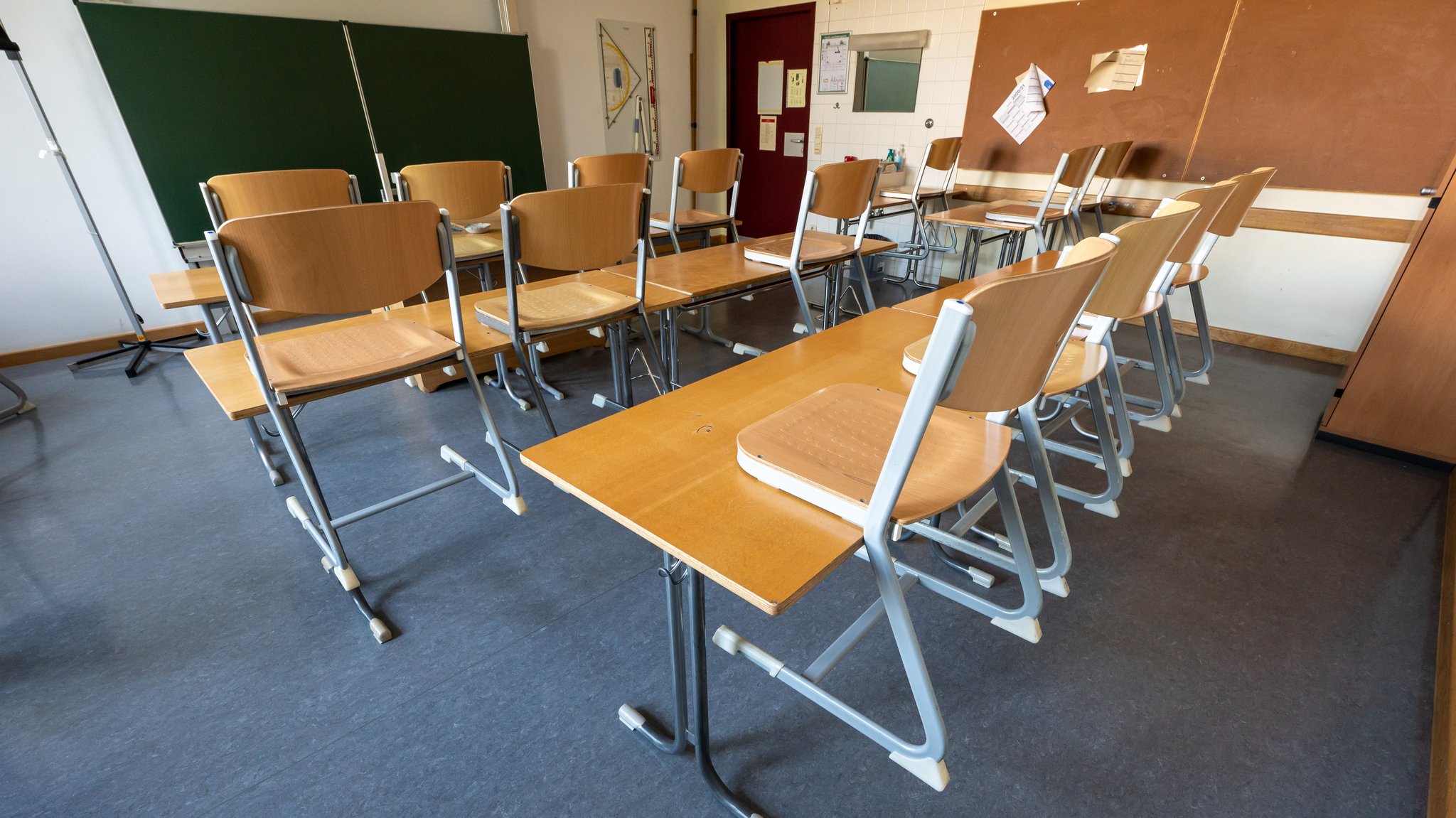 Leeres Klassenzimmer mit hochgestellten Stühlen (Symbolbild)