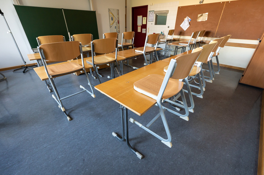 Leeres Klassenzimmer mit hochgestellten Stühlen (Symbolbild)