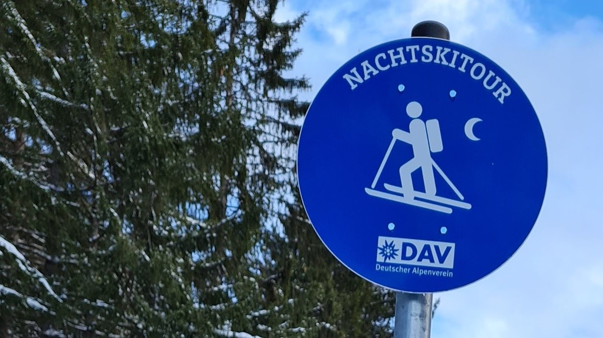 Schild am Aufstieg der Nacht-Skitour. 